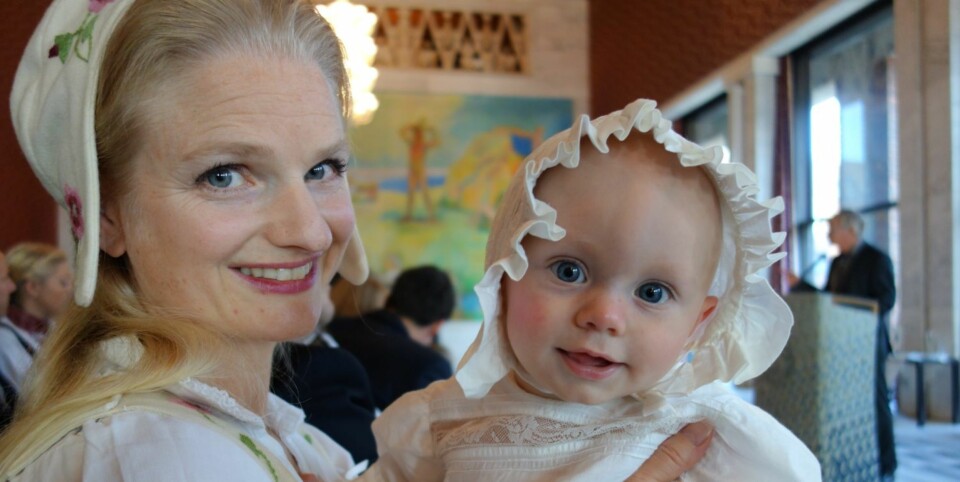 Sølve og mamma Vilde Mikkelsen under navnefestseremonien i Oslo rådhus. Foto: privat
