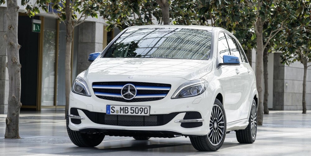 PRIS: Mercedes B-klasse Electric Drive koster fra 271.890 kroner. Til sammenligning koster en VW e-Golf fra 244.200 kroner og BMW i3 fra 249.900 kroner (uten leveringskostnader). PRIS: Mercedes B-klasse Electric Drive koster fra 271.890 kroner. Til sammenligning koster en VW e-Golf fra 244.200 kroner og BMW i3 fra 249.900 kroner (uten leveringskostnader).