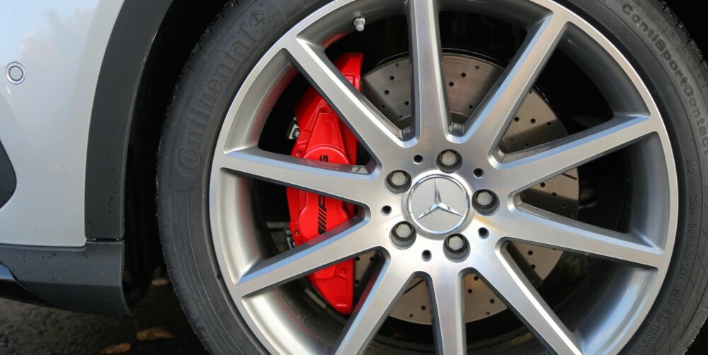 IKKE NOE TULL: Solide bremser er en like naturlig del av Mercedes-Benz GLA 45 AMG som den kraftige motoren. Heldigvis.