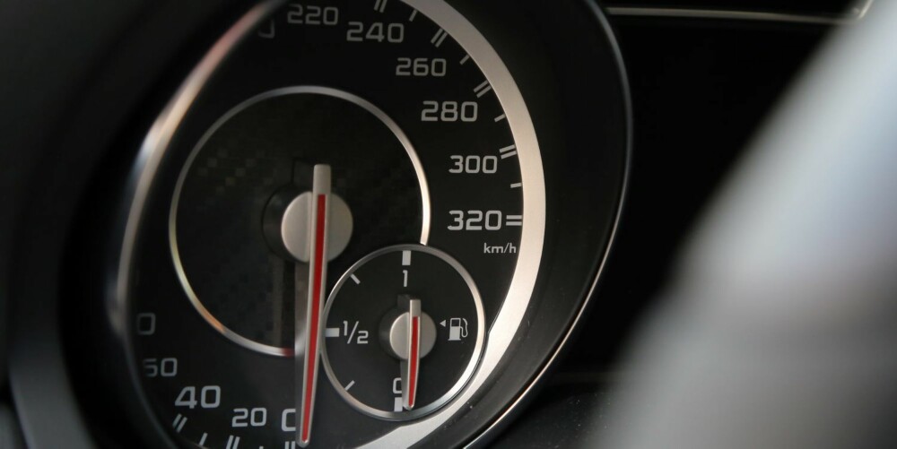 IKKE HELT: Speedometeret sier 320, men toppfarten er sperret på 250 km/t. Det holder for de fleste.
