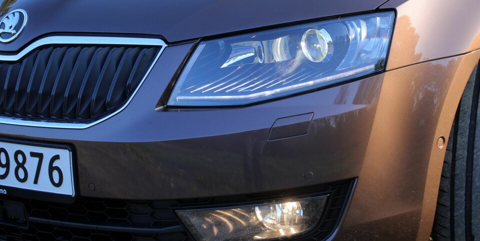 FUNGERER BRA: Bi-Xenon lys med AFS (automatisk frontlyssystem) og hjørnetåkelys er standard på Elegance-modellen.