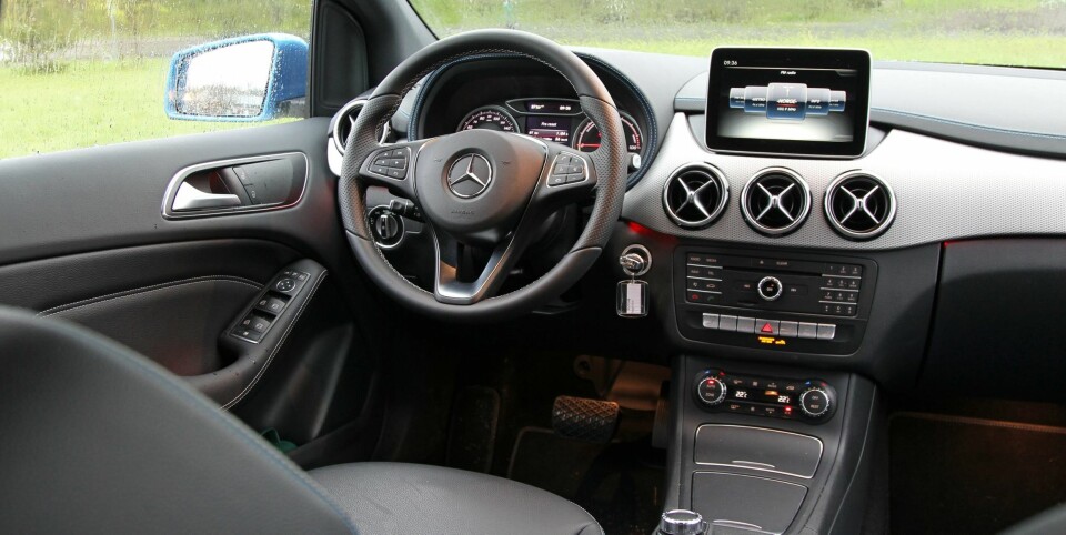 FØLES SOLID: Foruten enkelte knapper og målere i instrumenthuset, er førermiljøet nærmest likt som i vanlige B-klasse. God kvalitetsfølelse og god oversikt trekker helt klart opp.