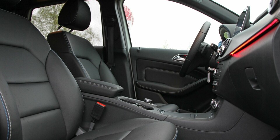 GOD SIKT: Høy sittestilling gir god sikt og gjør det enkelt å gå inn eller ut av bilen. Setene er gode, men vi føler at vi sitter mer rett opp og ned enn for eksempel i VW e-Golf.