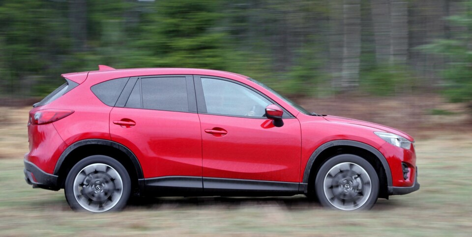 SMÅ ENDRINGER: Fra siden skal det godt gjøres å skille Mazda CX-5 før og etter facelift.