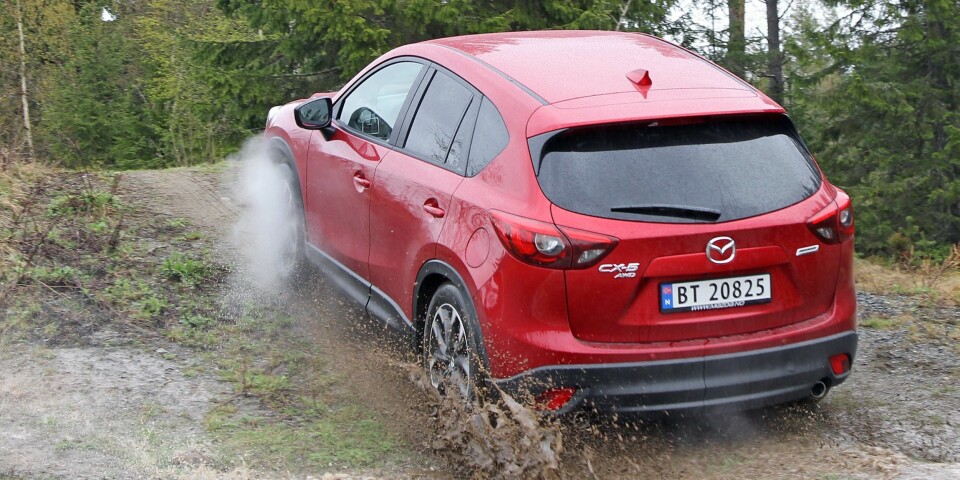 KLATRER: Noen terrengbil er Mazda CX-5 AWD 2,5 ikke, men den tar seg godt frem på røffe veier.