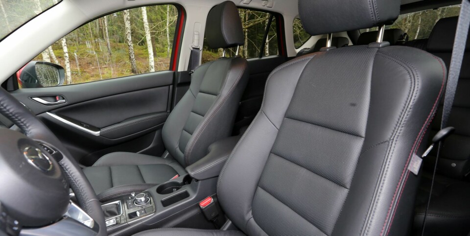 MYE UTSTYR: De fine skinnsetene er standard i Optimum-versjonen. Her nyter du også godt av mye annet luksus- og sikkerhetsutstyr.