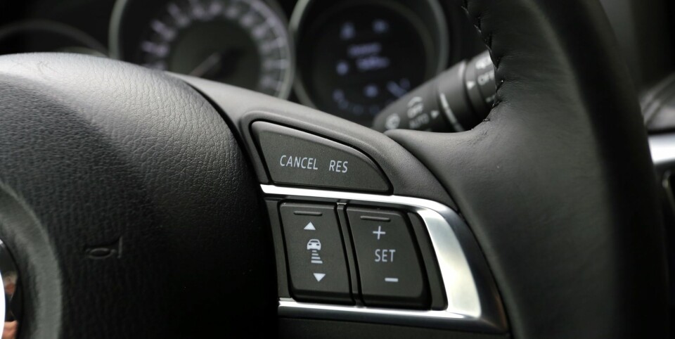 AUTOPILOT: Med knappene på rattet styrer du en av de beste adaptive cruisekontrollene i denne bilklassen.