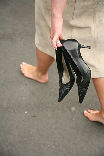 LURT Å TA PAUSE: Forskning viser at det er lurt å ta pauser når du bruker høye hæler. Det har føttene dine godt av. 