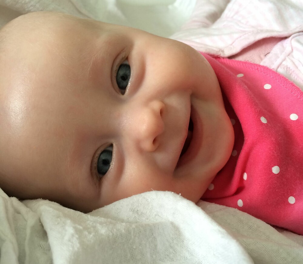 Bella har et herlig smil og godt humør. Foto: Privat