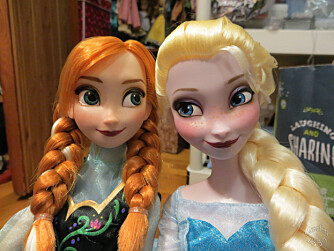 NÅTIDENS PRINSESSER: Elsa og Anna har vært «alle» småjenters idoler det siste året – og absolutt ALT skal da selvsagt nærmest tapetseres med isprinsessene.