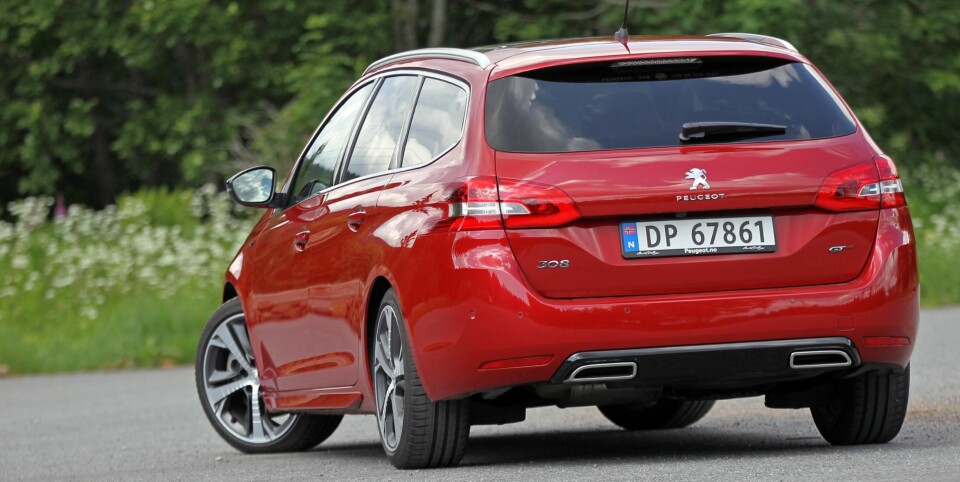 PASSE SPORTSLIG: Doble eksosrør, sideskjørt, 18-toms felger og GT-emblemer; Peugeot har gitt 308 GT et akkurat passe sportslig eksteriør.