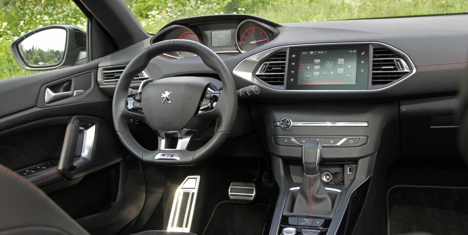 HELT EGET: Peugeot har ryddet skikkelig opp rundt føreren i 308. Vi trives godt, men de lengste av oss savner bedre støtte under lårene. Stolene kunne også hatt bedre sidestøtte.