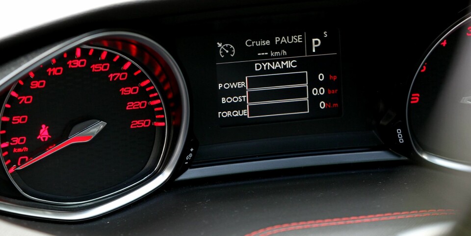 SPORTSKNAPP: DSP (Driver Sport Pack) aktiveres ved et knappetrykk i midtkonsollen. Da blir målerne røde, styringen strammes opp, motorresponsen blir bedre og du får mer motorlyd.