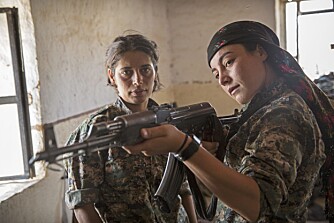 ØNSKER ET FRITT KURDISTAN: - Å kjempe er en del av ekte likestiling, og vi er stolte av å slåss mot ISIS, forteller en av kvinnene. ØNSKER ET FRITT KURDISTAN: - Å kjempe er en del av ekte likestiling, og vi er stolte av å slåss mot ISIS, forteller en av kvinnene.