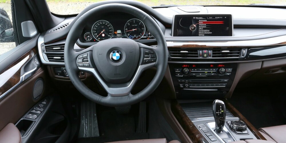 klassisk tysk: BMW-systemet er av den tyske statusbilskolen, og det blir mer dreiing og trykking for å gjøre det man skal. Volvoens førermiljø gir inntrykk av mer luft og rom.