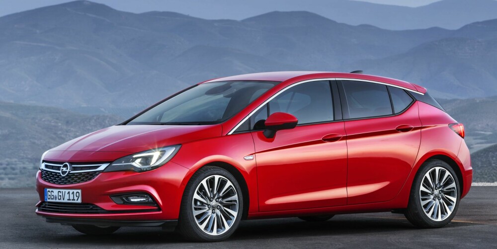 SKARPERE: Linjene i sidene til den nye Astraen er mye skarpere enn de snille og konservative trekkene til den utgående generasjonen. Frontruta er flat og strekker seg langt framover. FOTO: Opel SKARPERE: Linjene i sidene til den nye Astraen er mye skarpere enn de snille og konservative trekkene til den utgående generasjonen. Frontruta er flat og strekker seg langt framover. FOTO: Opel