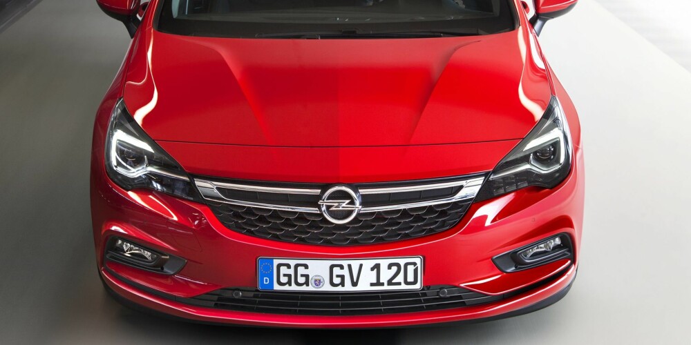 BREDERE: Mange av dagens biler har et aggressivt ansikt. Astra går litt mer i vennlig retning. Den nye Astraen er litt bredere enn forgjengeren. FOTO: Opel