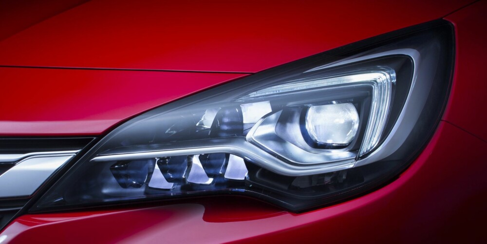 LED: Smarte lykter kommer. Opels utgave har åtte LED-lyspunkter i hver lykt, og du kan kjøre med fullt lys mot motgående biler. De enkelte punktene blendes automatisk ned der andre biler befinner seg. FOTO: Opel LED: Smarte lykter kommer. Opels utgave har åtte LED-lyspunkter i hver lykt, og du kan kjøre med fullt lys mot motgående biler. De enkelte punktene blendes automatisk ned der andre biler befinner seg. FOTO: Opel