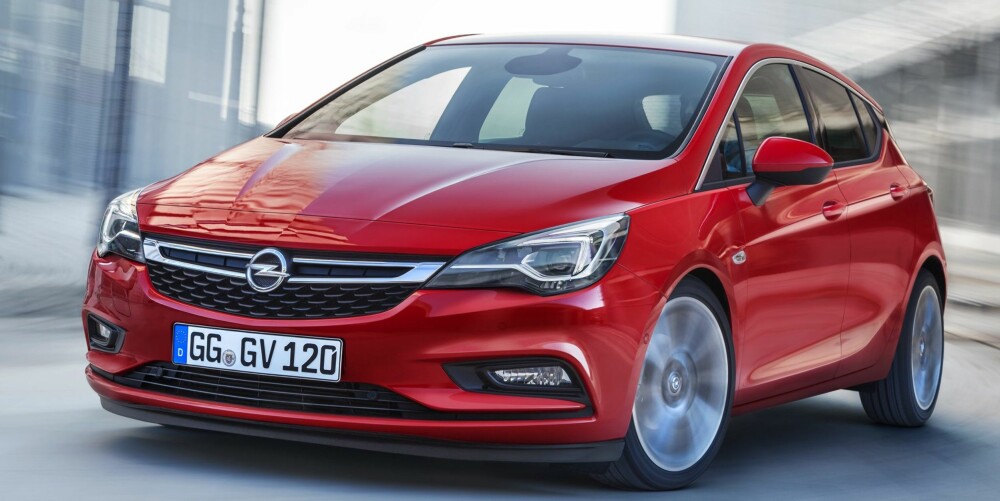 KORTERE: Den nye Opel Astra er 5 cm kortere og 2,6 cm lavere enn den forrige. Opel lover likevel at den nye skal by på mer plass. FOTO: Opel