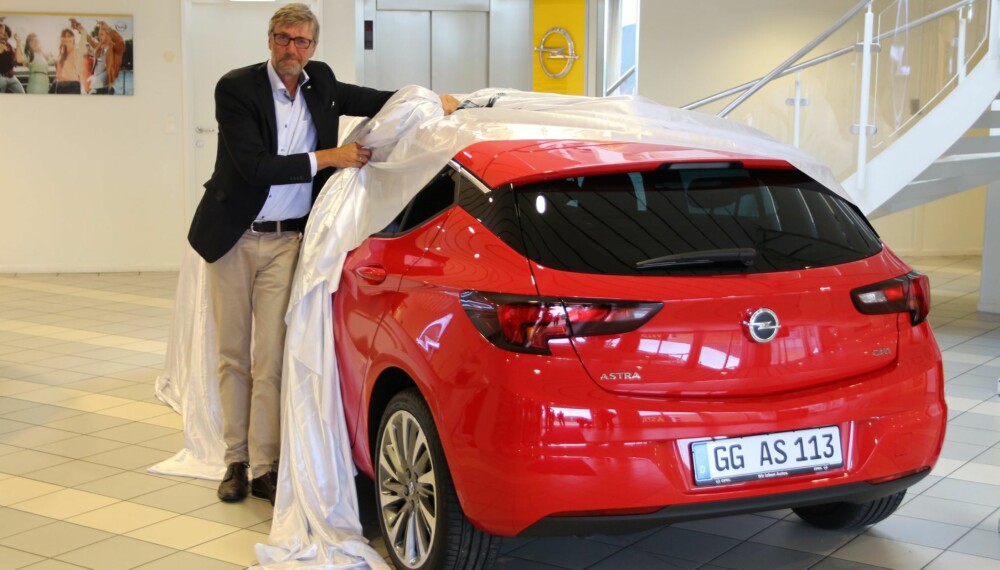 OPTIMIST: Bernt Jessen, Opel-sjef i Norge, venter seg mye av den nye Astraen. - Jeg kan ikke se noen grunn til at den ikke skal selge like godt som Ford Focus, sier han. FOTO: Øyvind Jakobsen