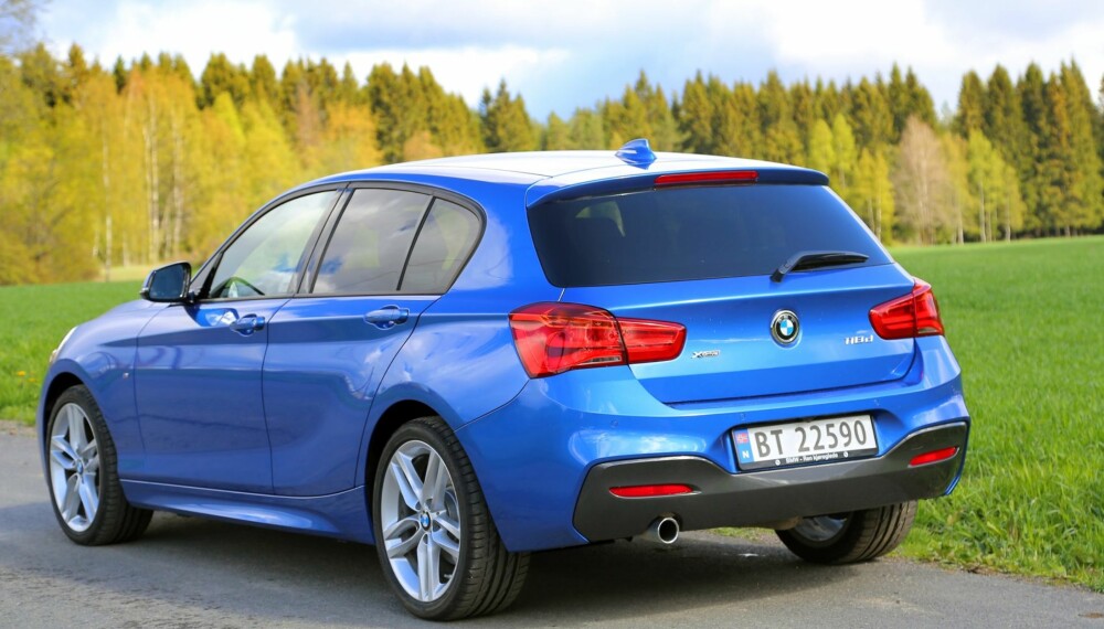 NYE BAKLYS: Et annet sikkert kjennetegn på faceliftversjonen av BMW 1-serie er de brede baklysene. 