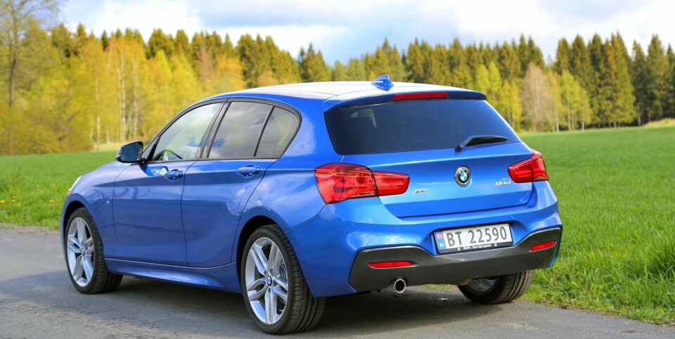 NYE BAKLYS: Et annet sikkert kjennetegn på faceliftversjonen av BMW 1-serie er de brede baklysene.