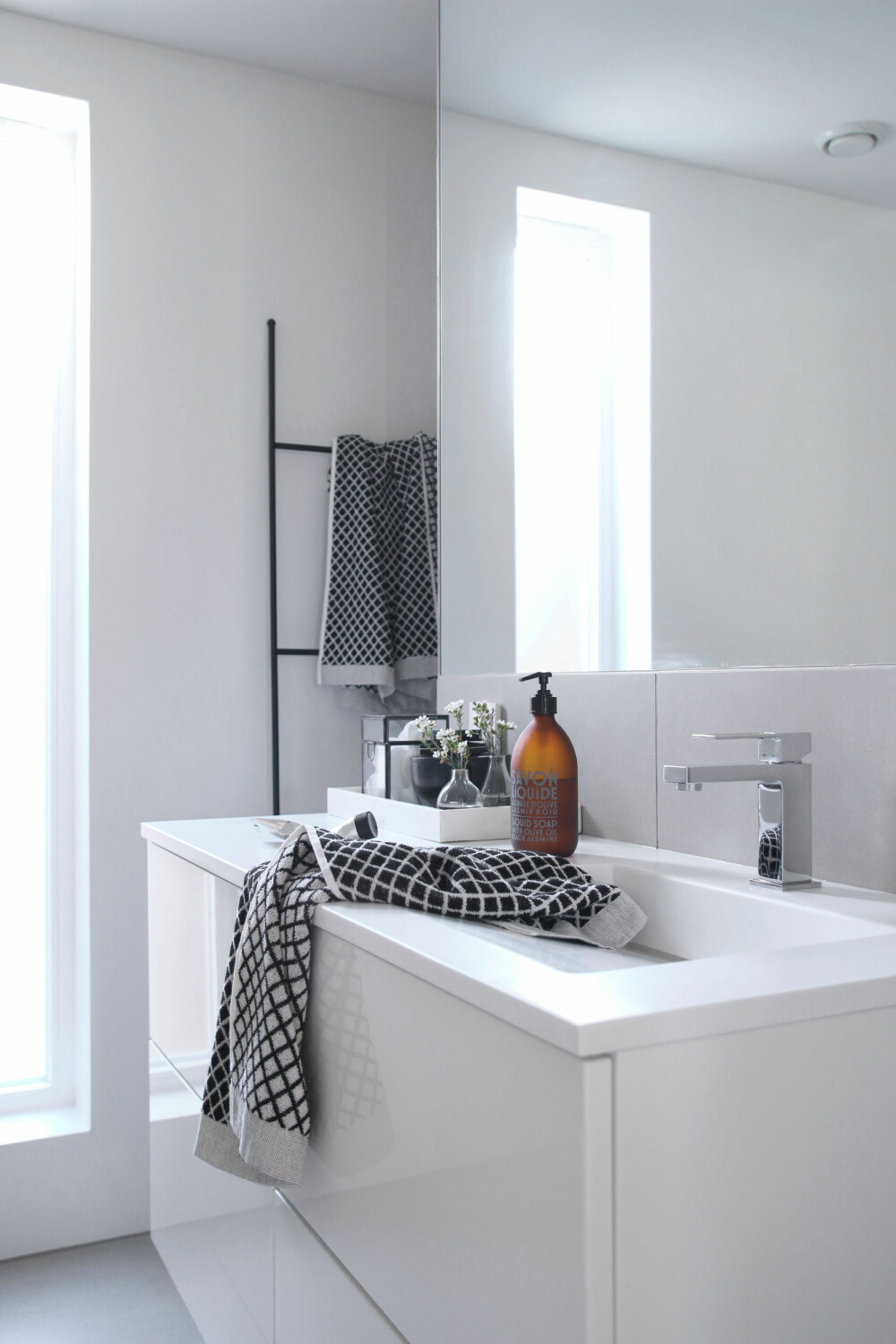 GODT KJØP: I likhet med resten av huset er badet minimalistisk og stilrent. Vasken, som Therese og mannen tegnet selv, er et av interiørdesignerens beste kjøp.