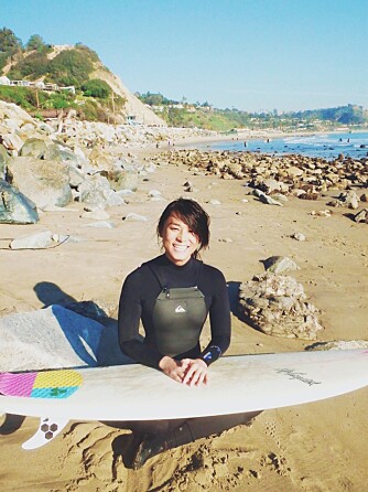 AKTIV: Kylie surfer i fritiden.