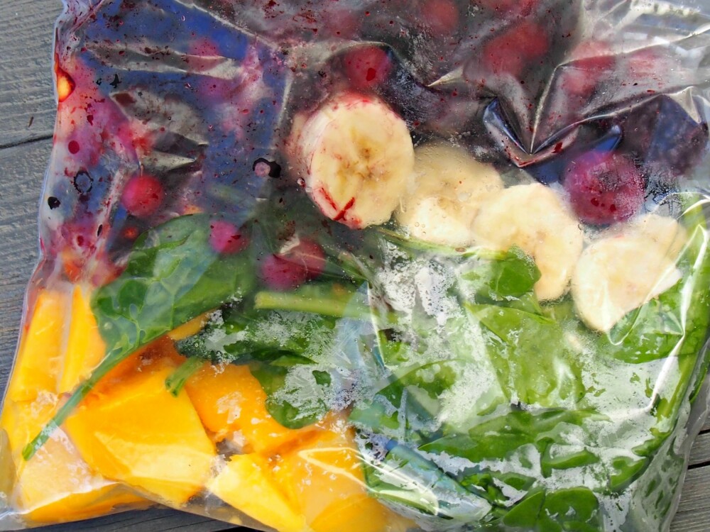 SMART KNEP: Kutt opp bær, frukt og grønnsaker og fordel de i porsjonsposer. Legg i fryseren og du har en superdeilig frokost i flere dager.