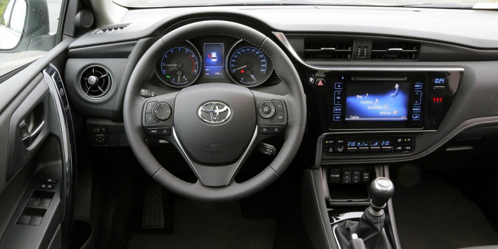 SER BEDRE UT: Dashbord og førermiljø er blitt mer moderne og innbydende i faceliftutgaven av Toyota Auris. 