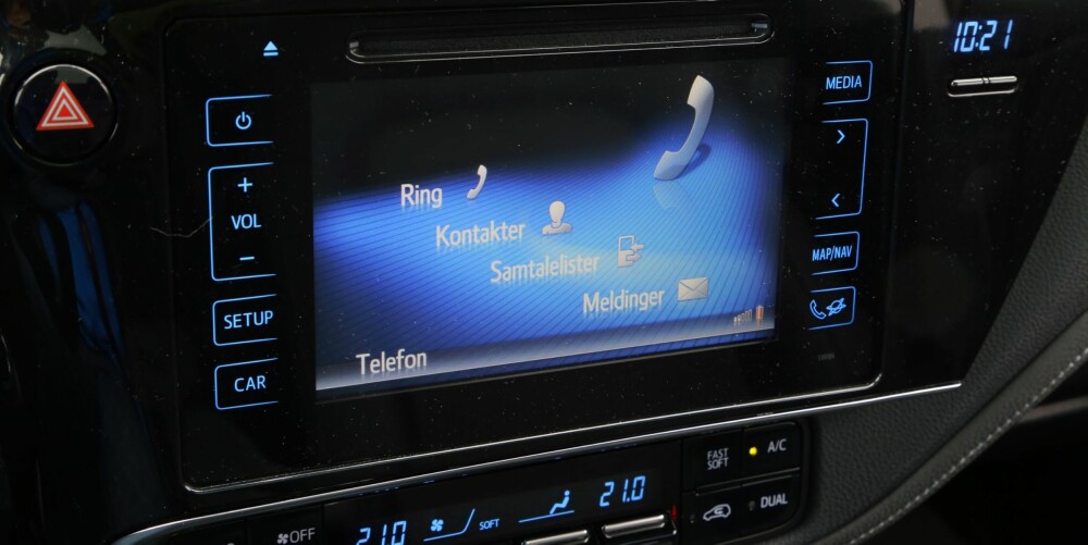 SMART BETJENING: Den nye touchskjermen i Toyota Auris er en klar forbedring, både med tanke på grafikk og betjening. 