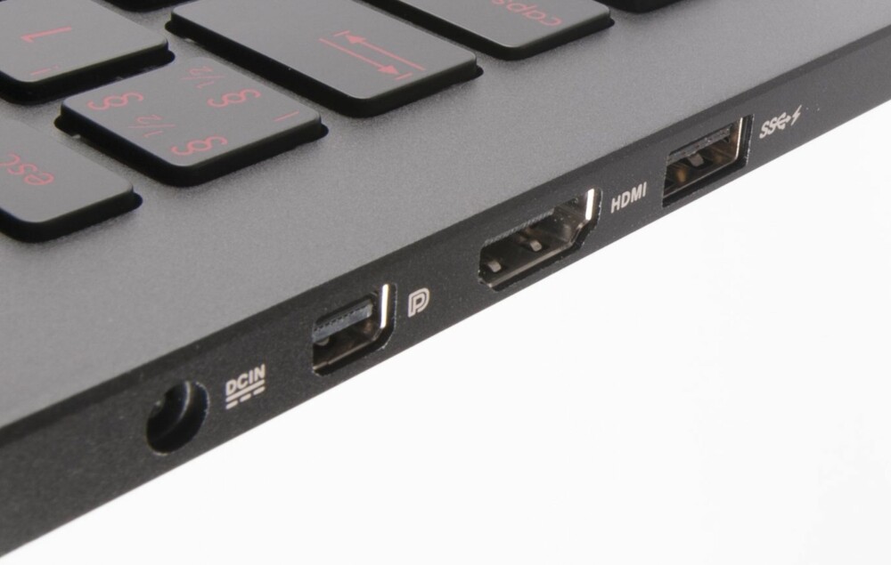 GREIT: Tre USB-porter, 
HDMI og DisplayPort er ikke så galt på en så slank pakke. Det er også bra at tilkoblingene er trukket 
godt tilbake fra fronten.