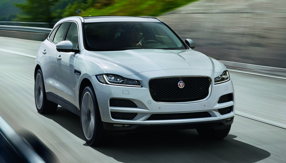 GJENKJENNELIG: Fronten på bilen er umiskjennelig Jaguar - om enn noe høyere enn de vi er vant til fra merkets andre modeller. Foto: Jaguar GJENKJENNELIG: Fronten på bilen er umiskjennelig Jaguar - om enn noe høyere enn de vi er vant til fra merkets andre modeller. Foto: Jaguar