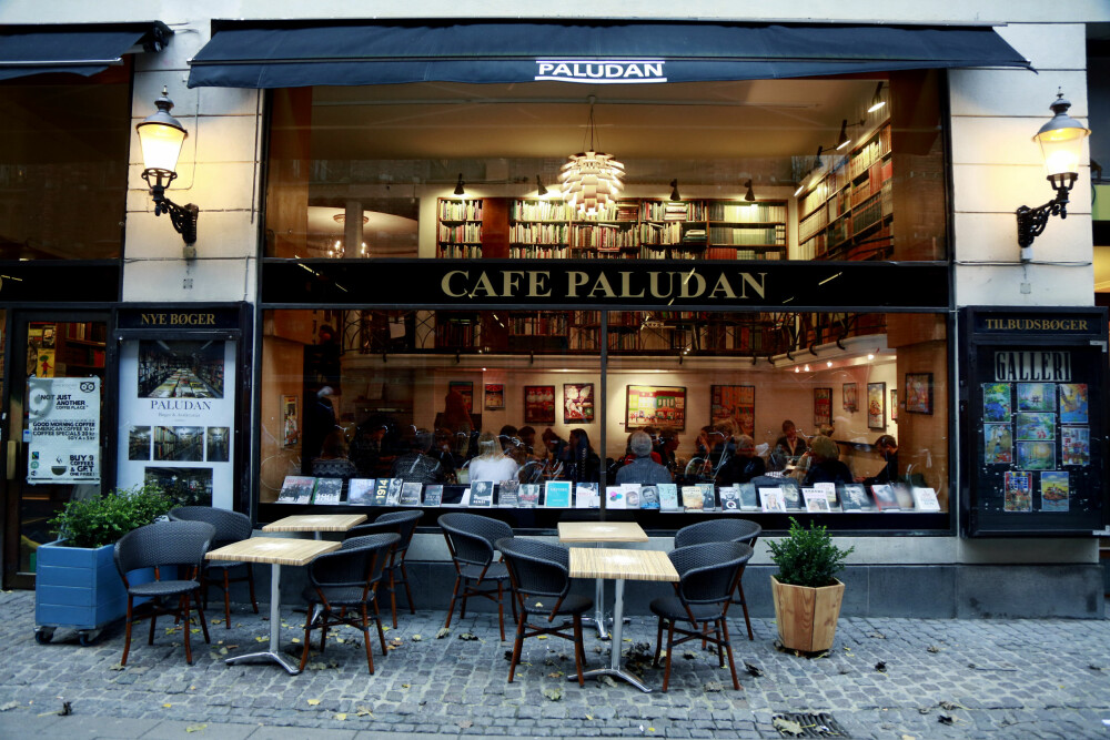 DRØM DEG BORT: Koble av fra storbyens kjas og mas på bokkafeen Café Paludan.