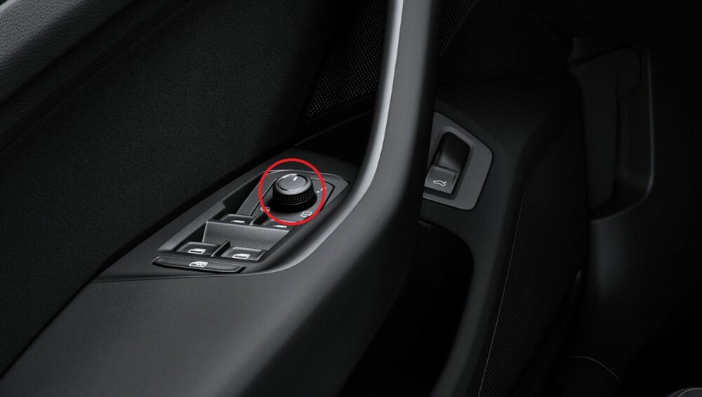 JOYSTICK: Med  speiljusteringsknappen stiller du inn ønsket ryggevinkel på tilhengeren. Deretter styrer bilen styrer rattet, mens du betjener gass og brems.
