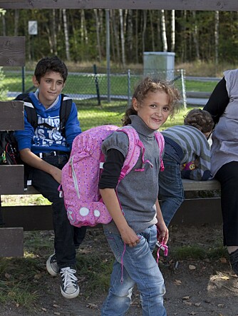 STOLT SKOLEJENTE: Sima viser fram sin nye skolesekk høsten 2014. STOLT SKOLEJENTE: Sima viser fram sin nye skolesekk høsten 2014.