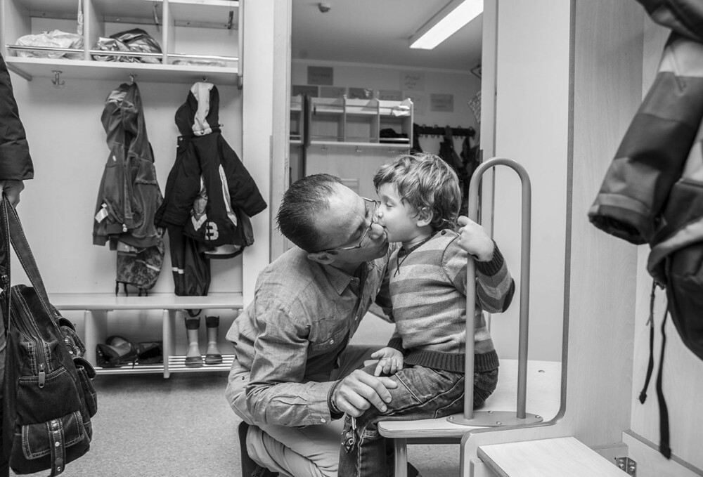 KLEM: Tid for litt kos på vei ut av Taims barnehage. KLEM: Tid for litt kos på vei ut av Taims barnehage.