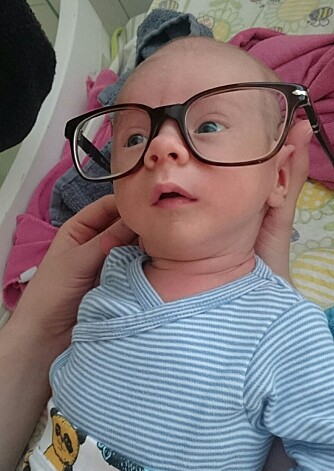 Med briller på ligner Sondre mest på far. Foto: Privat