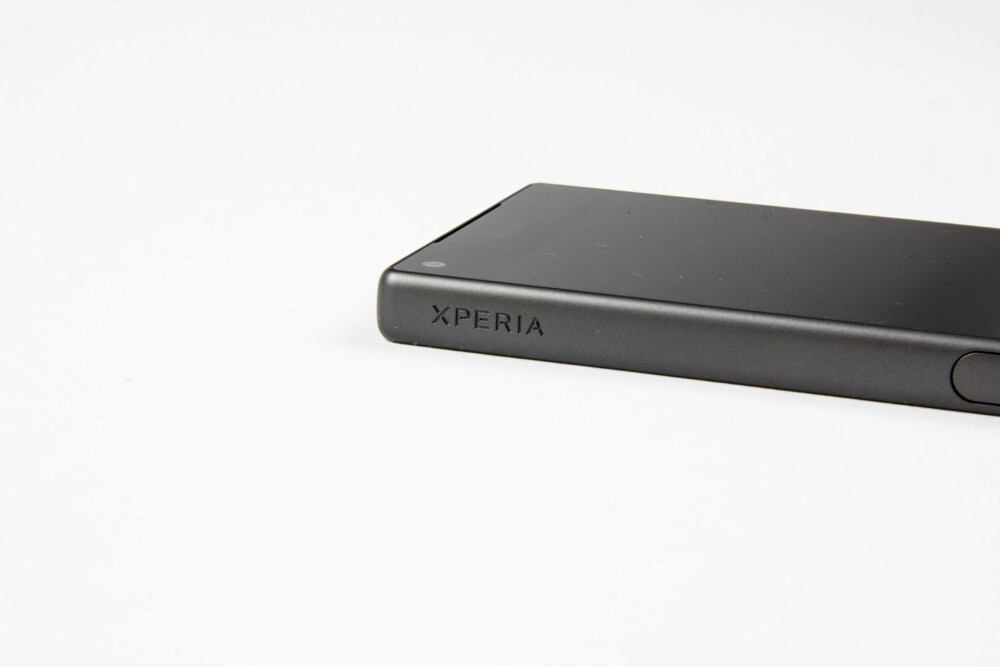 TØFF: Xperia Compact Z5 har fått Xperia-logoen gravert inn i rammen. Det er tøft og gir mobilen et nesten militært preg.