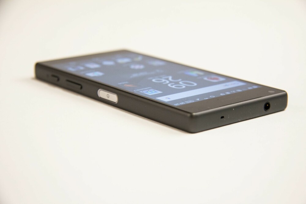 KNAPPER: Alle knappene på Xperia Z5 Compact er samlet på høyre side. KNAPPER: Alle knappene på Xperia Z5 Compact er samlet på høyre side.