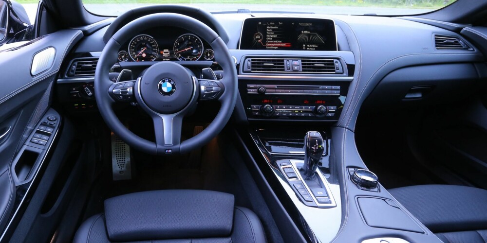 STRAM REGI: Selv om BMW 640i xDrive Gran Coupe har bøttevis av utstyr og funksjoner, klarer BMW å holde på en klassiske cockpit-layout.