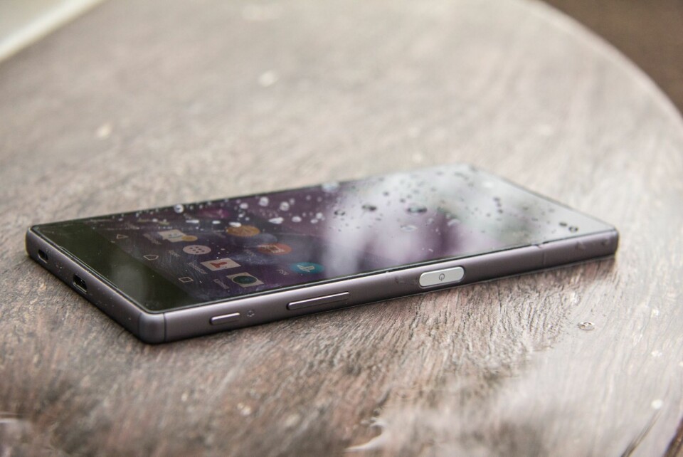 TÅLER VANN: Sony Xperia Z5 tåler vann, men Sony vil ikke at du skal bruke den som undervannskamera.