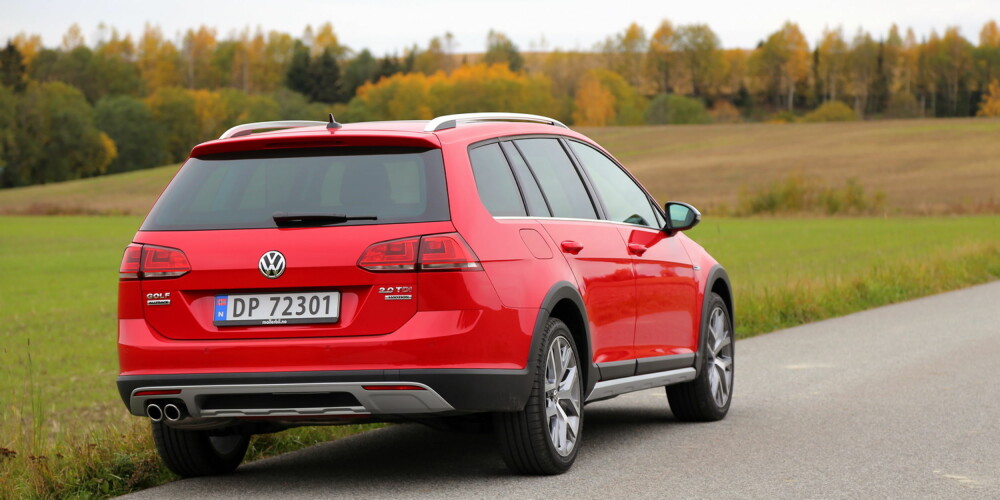MILD CROSSOVER: VW Golf Alltrack skiller seg fra en vanlig Golf stasjonsvogn med røffere design, 17,5 cm bakkeklaring og beskyttelse under motor/girkasse. MILD CROSSOVER: VW Golf Alltrack skiller seg fra en vanlig Golf stasjonsvogn med røffere design, 17,5 cm bakkeklaring og beskyttelse under motor/girkasse.
