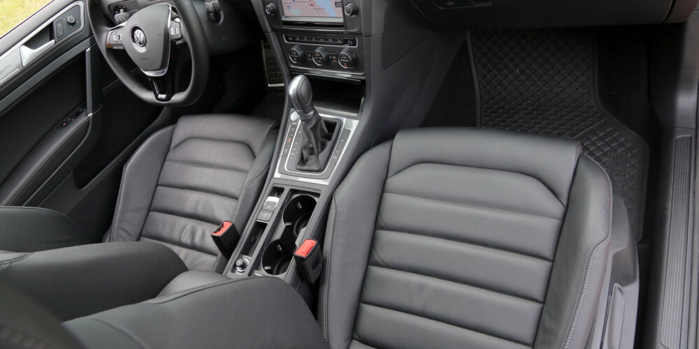 SITTER GODT: Som i Golfer flest, sitter du også bra i VW Golf Alltrack. Skinnseter koster 18 400 kroner. SITTER GODT: Som i Golfer flest, sitter du også bra i VW Golf Alltrack. Skinnseter koster 18 400 kroner.