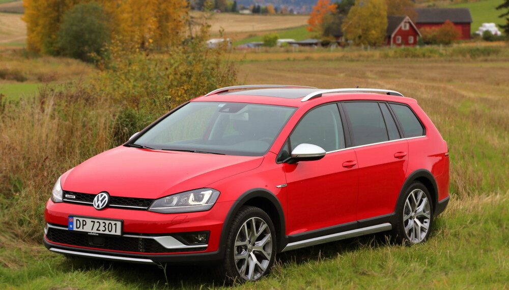 PÅ JORDET: VW Golf Alltrack er en hyggelig bil, men neppe verdt over halvmillionen.