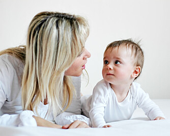 SNAKK MED BABYEN: Samtalene med babyen din bør starte fra dag én, mener ekspertene.
