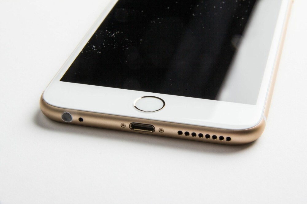 LIGHTNING: Nye iPhone 6s Plus bruker den velkjente Lightning-kontakten til Apple.