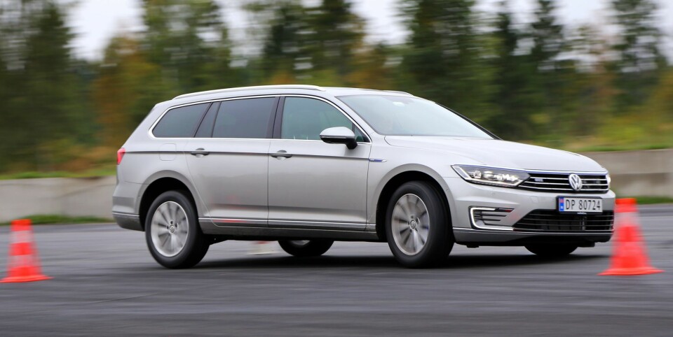IKKE BRA: Hybridsystemet gjør at VW Passat GTE er mye tyngre bak enn vanlige Passater. Resultatet kjenner vi tydelig i elgtesten (dobbel unnamanøver) - hekken slipper uvanlig mye for ei familiestasjonsvogn.