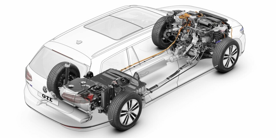 GODT PAKKET: Elmotoren er klemt inn mellom bensinmotoren og DSG-girkassen. Under baksetene ligger batteripakken, og bak den bensintanken på 50 liter.