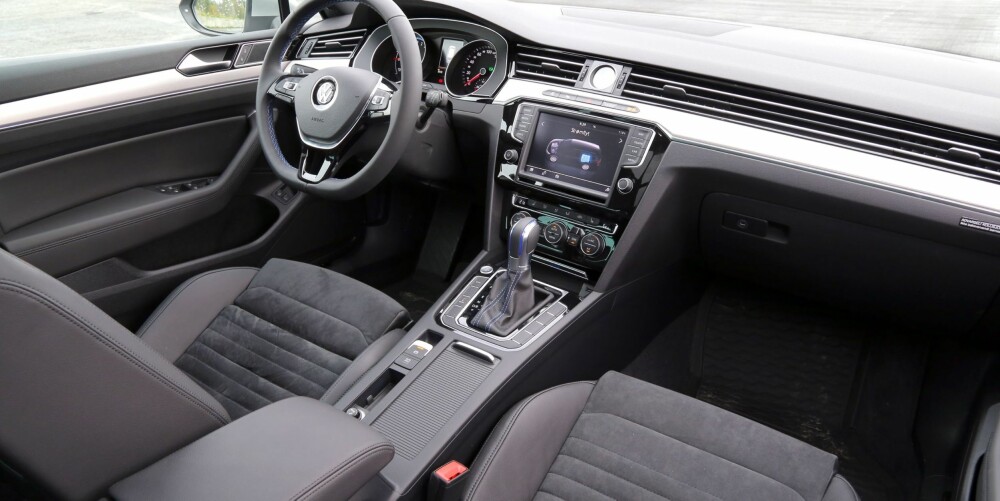 MAL: Dashbordet i stadig flere modeller fra VW-konsernet er formgitt etter samme mal, med ytterst små avvik. Det er nesten likt i for eksempel Golf og i den nye Skoda Superb. MAL: Dashbordet i stadig flere modeller fra VW-konsernet er formgitt etter samme mal, med ytterst små avvik. Det er nesten likt i for eksempel Golf og i den nye Skoda Superb.